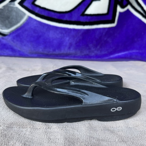 Size 6 - Oofos Oolala Luxe Women's Recovery Thong Sandals Black (2) - Picture 1 of 8